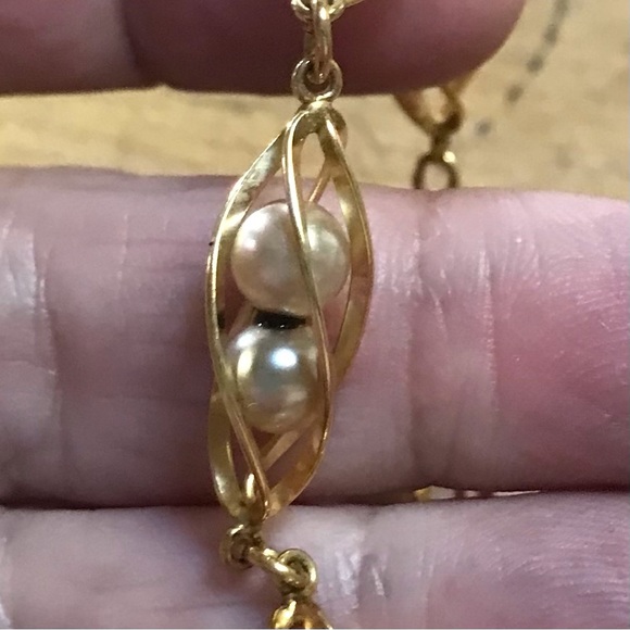 Vintage Faux Gray Pearl Gold Tone Bracelet Drop Screw Back Earrings Set - Picture 9 of 10